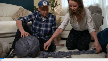 Vychytávky Ládi Hrušky: Teplá deka, kterou si upletete pouhýma rukama z obřího klubka ovčí vlny