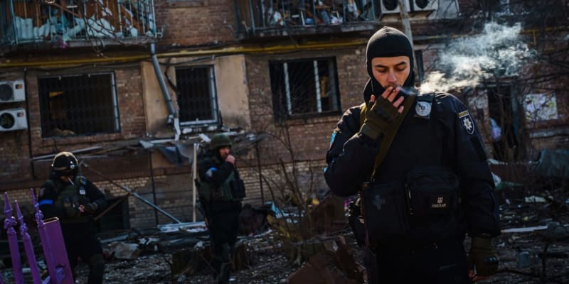 Policejní kordon v kyjevské čtvrti Podilskij. (18. března 2022)