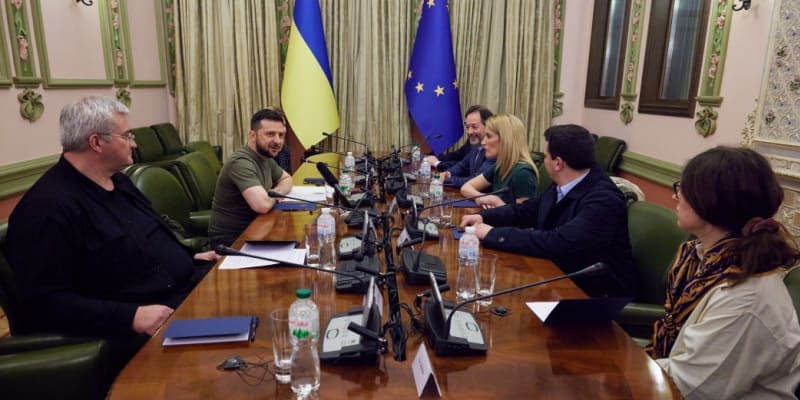 Ukrajinský prezident Volodymyr Zelenskyj se v pátek v Kyjevě sešel se šéfkou Evropského parlamentu Robertou Metsolaovou. (1.4.2022)