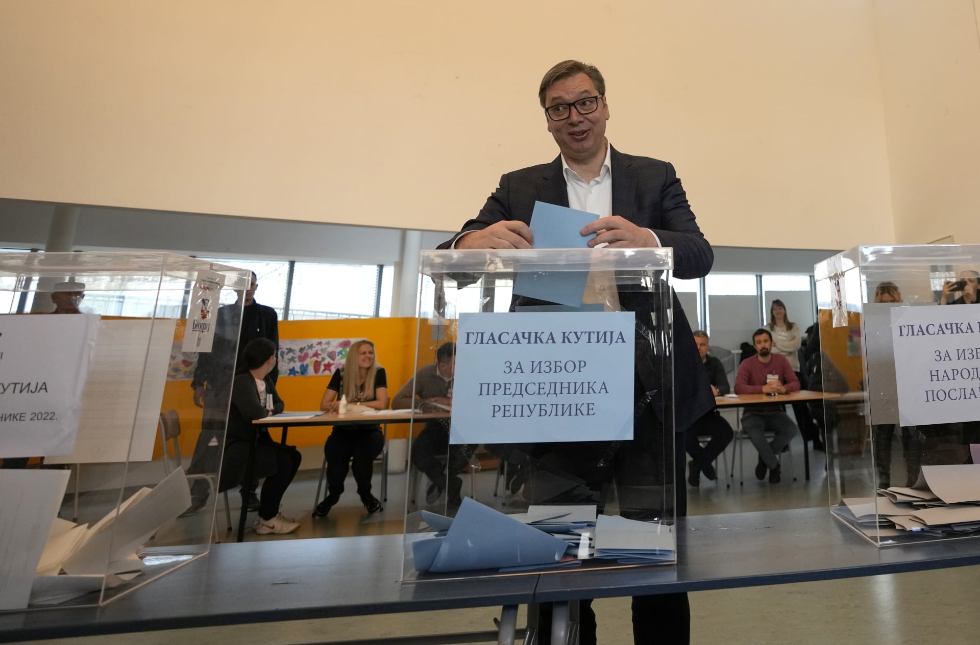 V srbských prezidentských a parlamentních volbách jasně zvítězila stávající hlava státu Aleksandar Vučić a jeho Srbská pokroková strana (SNS). 
