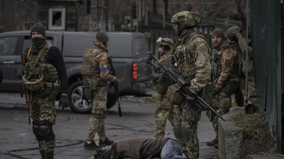 Ukrajinské jednotky odhalují následní v městě Buča po stažení ruských vojsk. (2.4.2022)