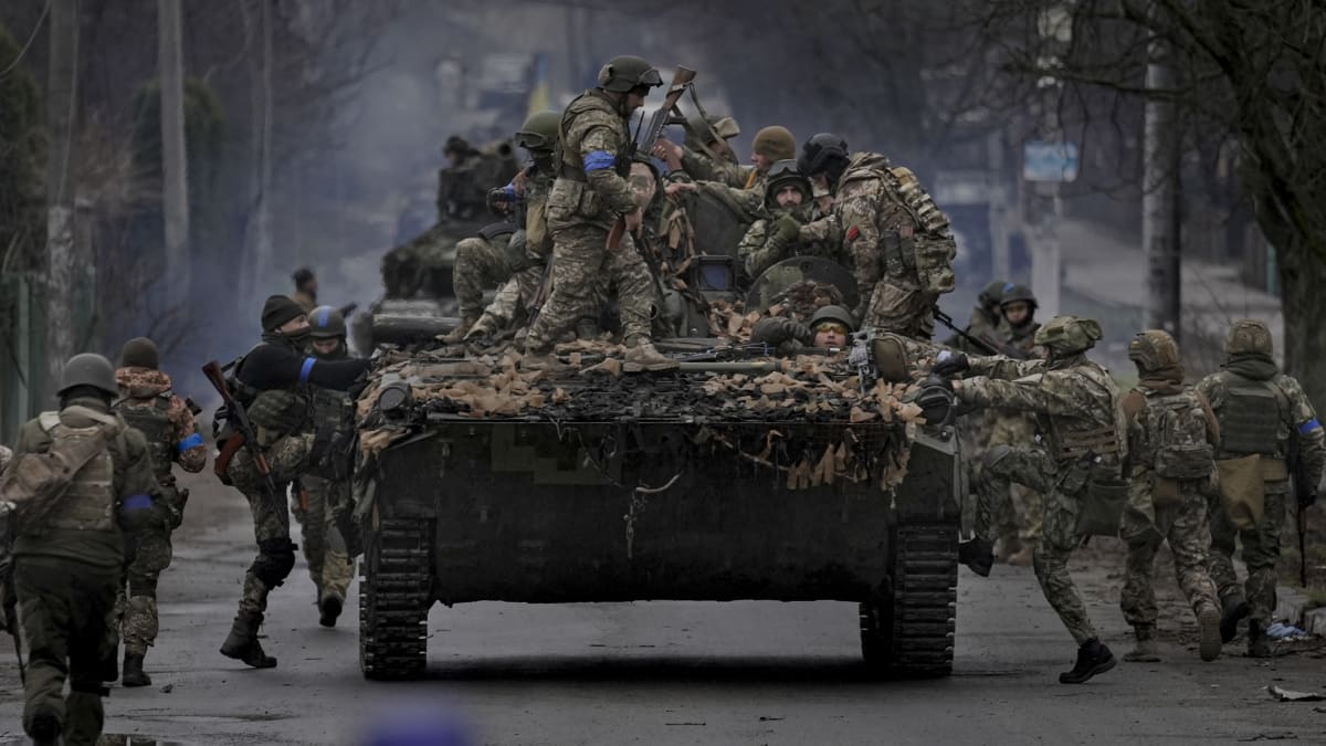 Ukrajinští vojáci ve městě Buča (2.4.2022)