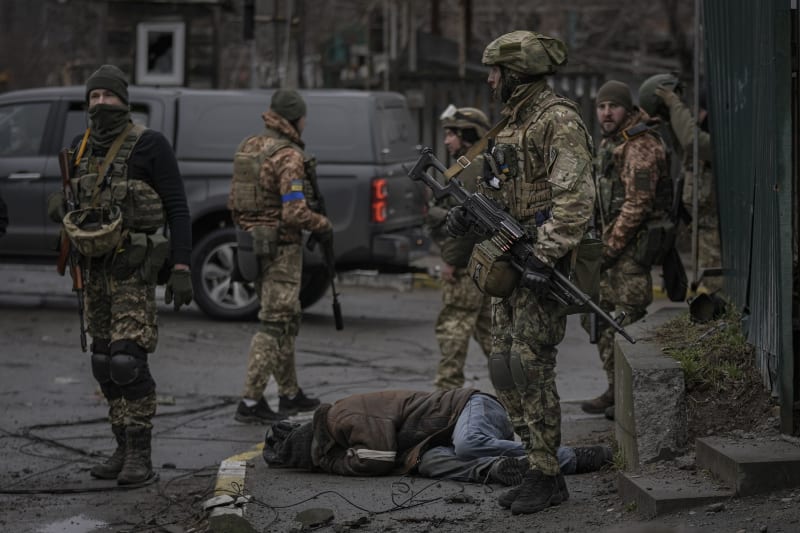 Ukrajinské jednotky odhalují následní v městě Buča po stažení ruských vojsk. (2.4.2022)