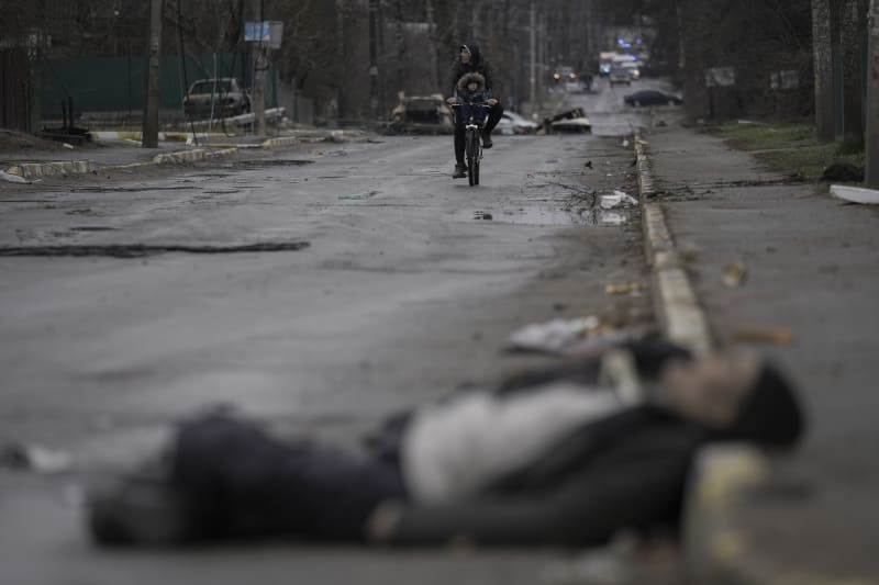 Ukrajinské jednotky odhalují následky ruského masakru ve městě Buča. (2. 4. 2022)