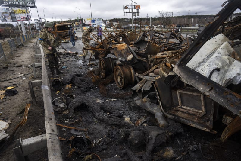 Ukrajinské jednotky odhalují následky v městě Buča po stažení ruských vojsk. (2. 4. 2022)