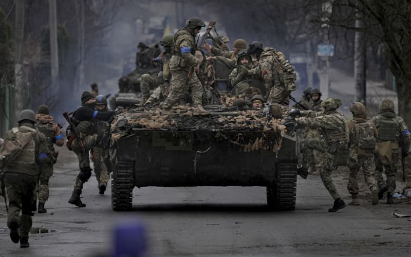 Ukrajinští vojáci ve městě Buča (2. 4. 2022)