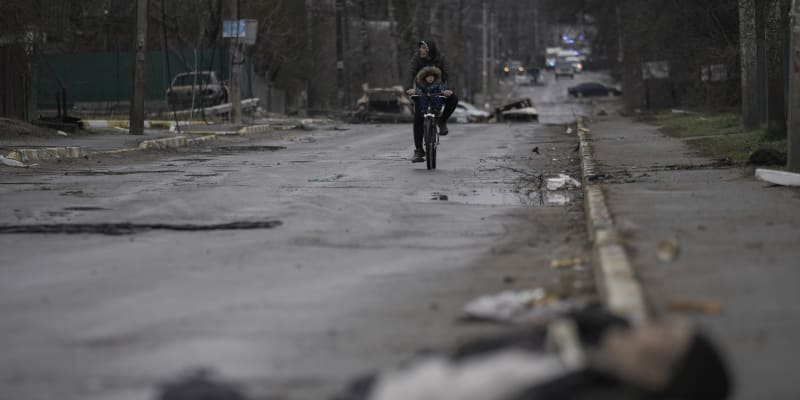 Ukrajinské jednotky odhalují následky ruského masakru v městě Buča. (2.4.2022)