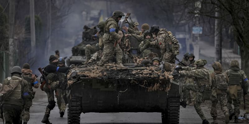 Ukrajinští vojáci ve městě Buča, 2. dubna