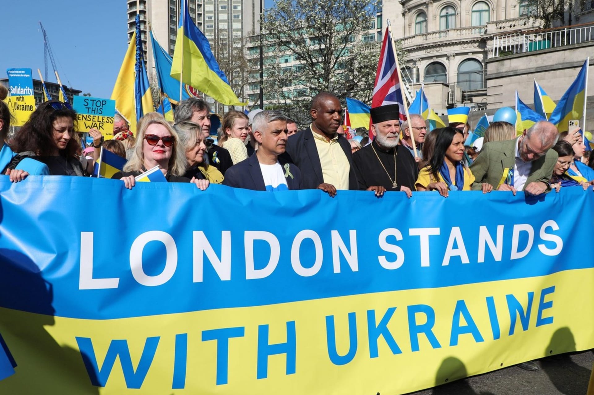 Sadiq Khan mezi Londýňany protestujícími proti válce na Ukrajině 