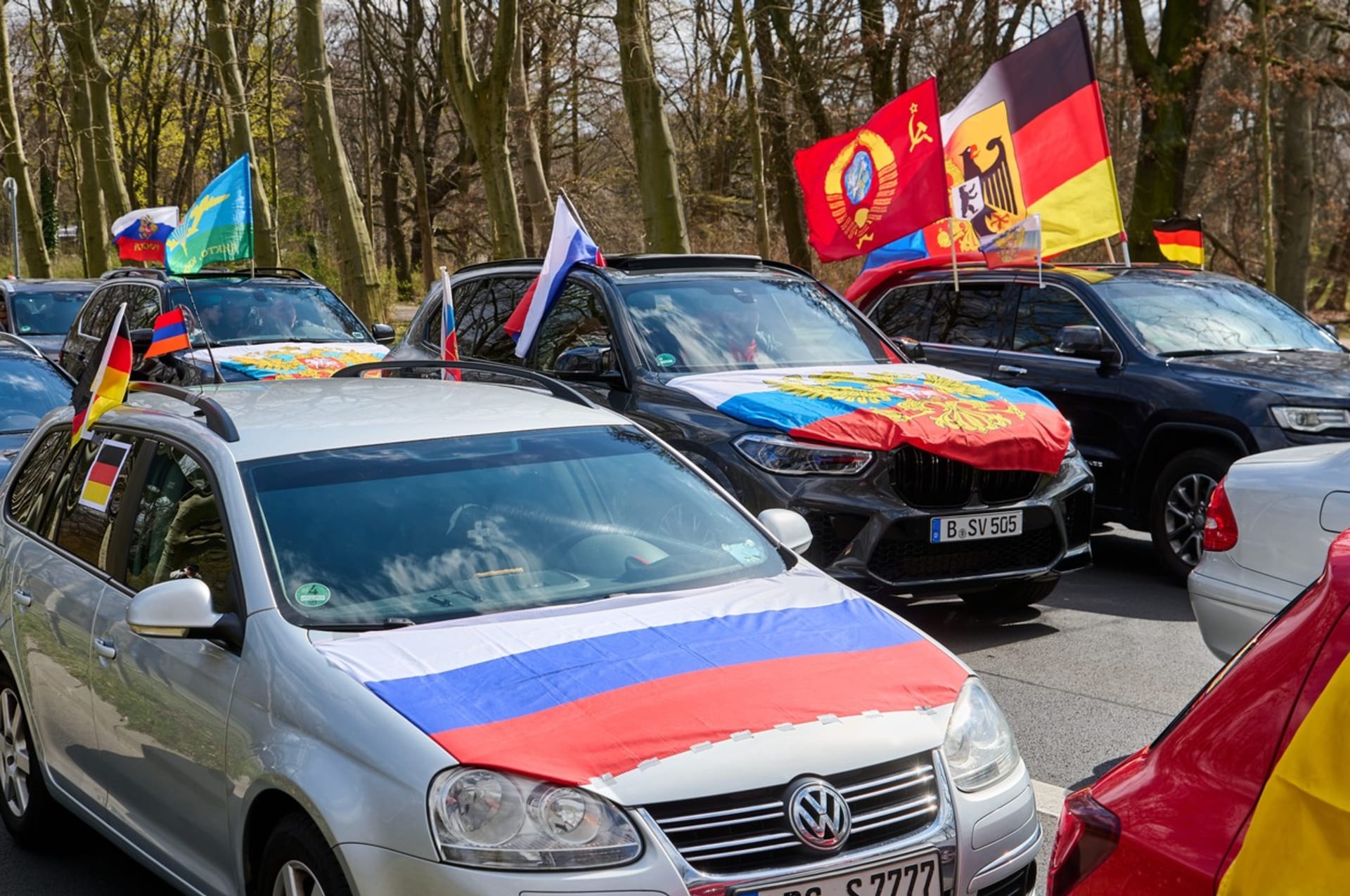 Kolona vozů s ruskými symboly projíždí německým hlavním městem Berlínem. V neděli 3. dubna 2022 tam jediný organizátor uspořádal akci pod názvem: „Žádná propaganda ve škole – ochrana rusky mluvících osob, žádná diskriminace“.