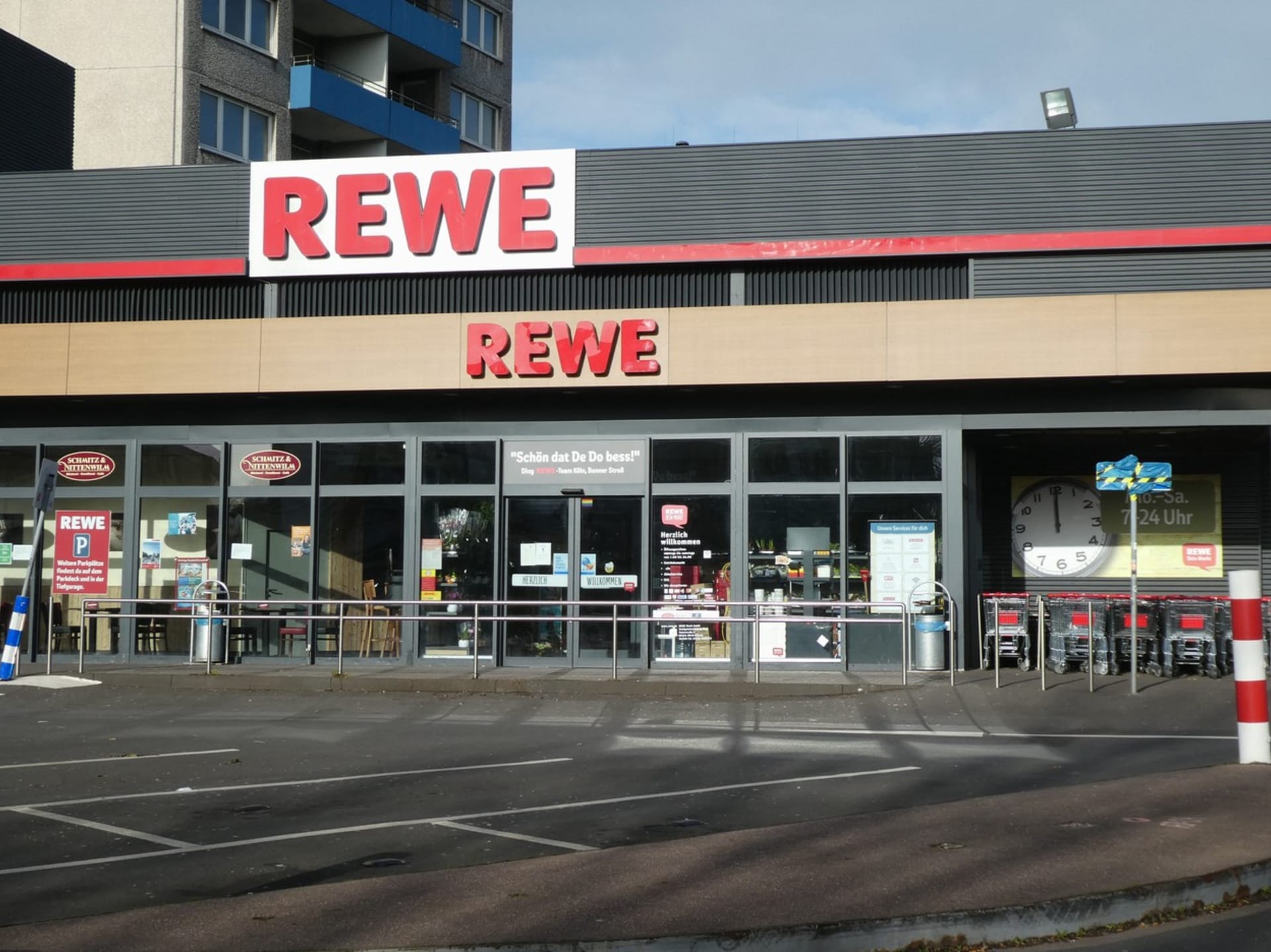 Pohled na prodejnu Rewe v německém Kolíně nad Rýnem. 