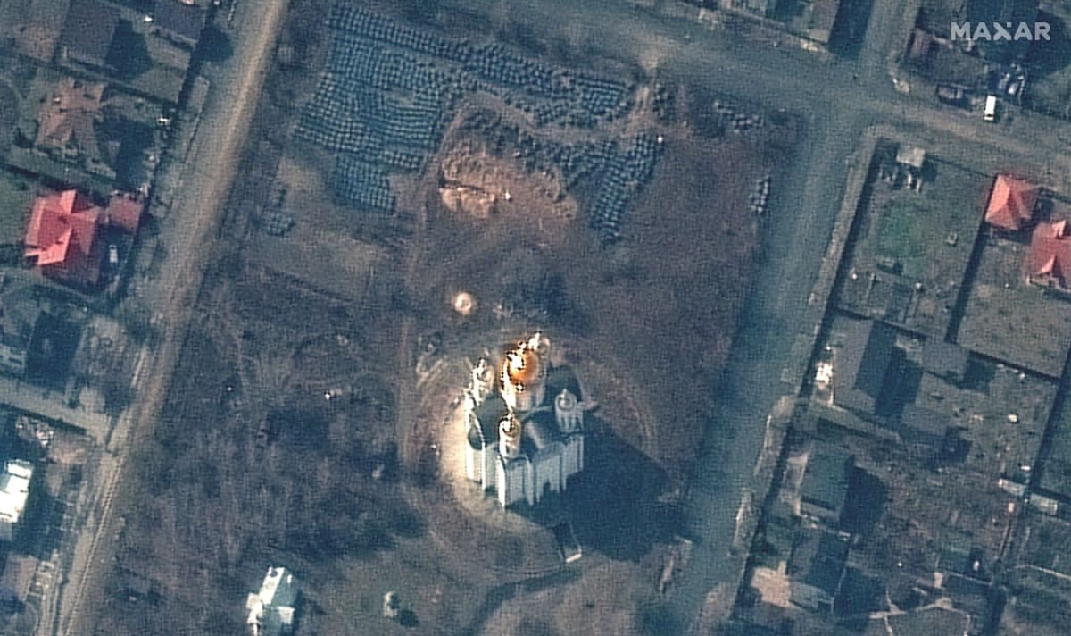 Na tomto satelitním snímku, který 3. dubna 2022 zveřejnila společnost Maxar Technologies, je zachycen pravděpodobný masový hrob poblíž kostela svatého Ondřeje v ukrajinském městě Buča už 31. března 2022.