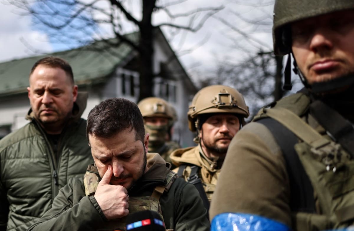 Ukrajinský prezident v Buči zadržoval slzy. (4. 4. 2022)