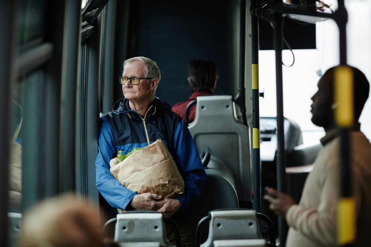  Senior z Velké Británie Graham Childs každý den jezdí autobusem a vlakem, aby se zahřál. (ilustrační foto)