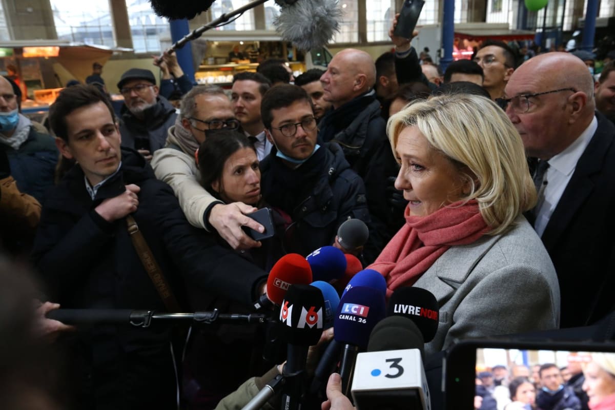 Marine Le Penová v obležení novinářů