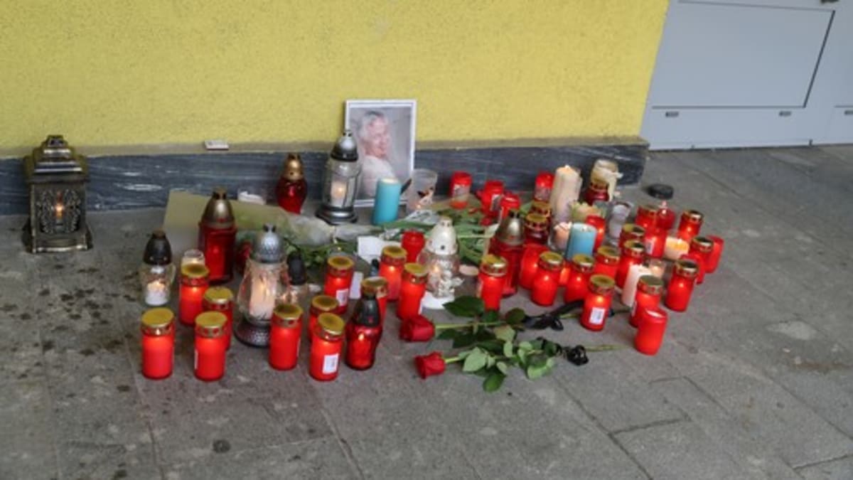 Studenti i pedagogové Středního odborného učiliště v Praze 4 se dodnes vyrovnávají s tragédií, která se odehrála minulý čtvrtek. 