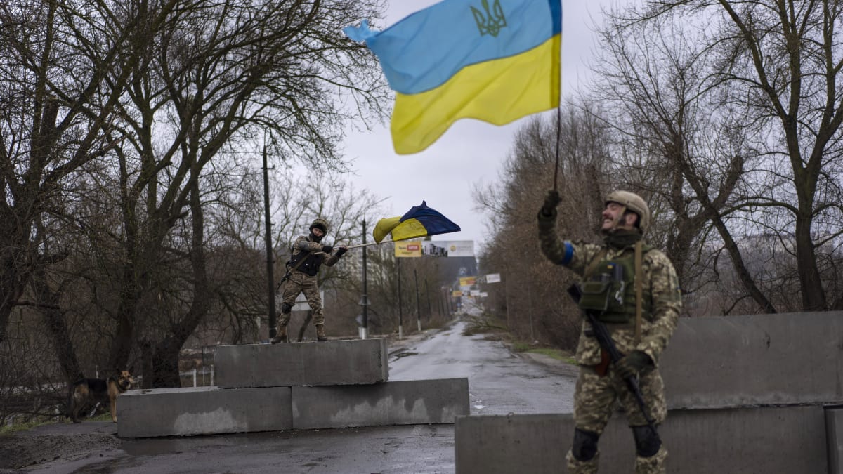 Ukrajinští vojáci slaví po osvobození města Buča (3. dubna 2022)