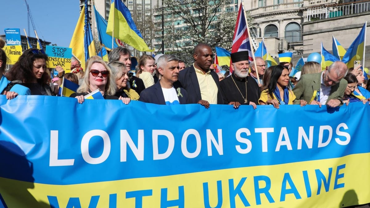 Mezi Londýňany protestujícími proti válce na Ukrajině se objevil také starosta britské metropole Sadiq Khan.