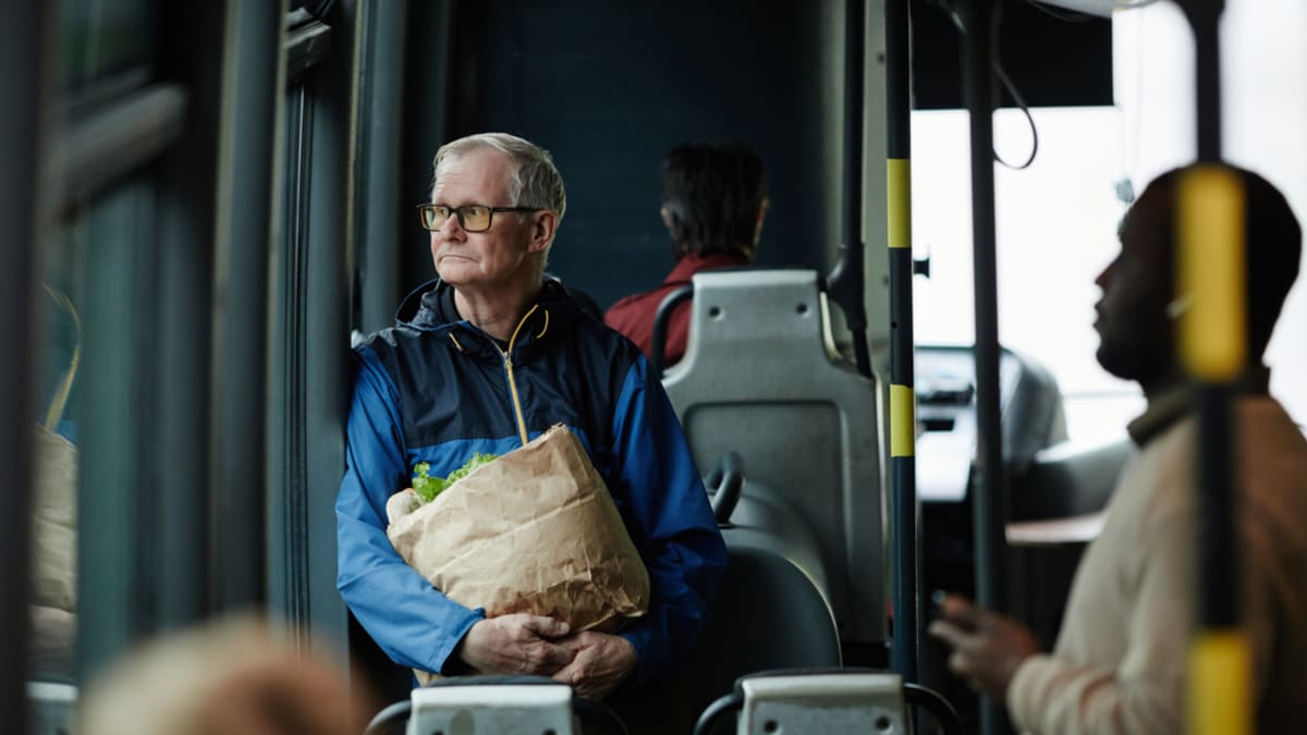  Senior z Velké Británie Graham Childs každý den jezdí autobusem a vlakem, aby se zahřál. (ilustrační foto)