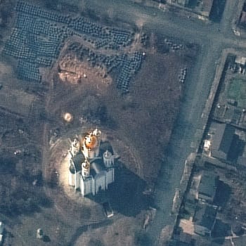 Na tomto satelitním snímku, který 3. dubna 2022 zveřejnila společnost Maxar Technologies, je zachyceno pravděpodobný masový hrob poblíž kostela svatého Ondřeje v ukrajinském městě Bucha 31. března 2022.