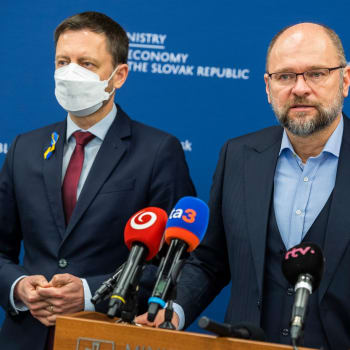 Slovenský premiér Eduard Heger (vlevo) a ministr hospodářství Richard Sulík (vpravo) se neshodnou na platbách za ruský plyn.