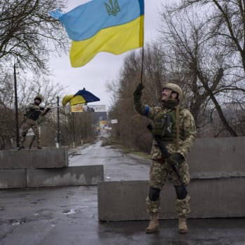 Ukrajinští vojáci slaví po osvobození města Buča (3. dubna 2022)