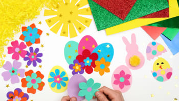 Velikonoční dekorace z papíru. Vytvořte si s dětmi věnec, girlandu i zápich do osení