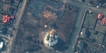 Zkáza v ukrajinské Buči. Satelitní snímky ukazují na místě masového hrobu dlouhý příkop