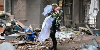Svatba mezi troskami. Ukrajinský pár se nechal oddat uprostřed bombardovaného Charkova