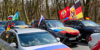 Berlínem projely stovky aut s ruskými symboly. Ostudná kolona hanby, kritizují Ukrajinci