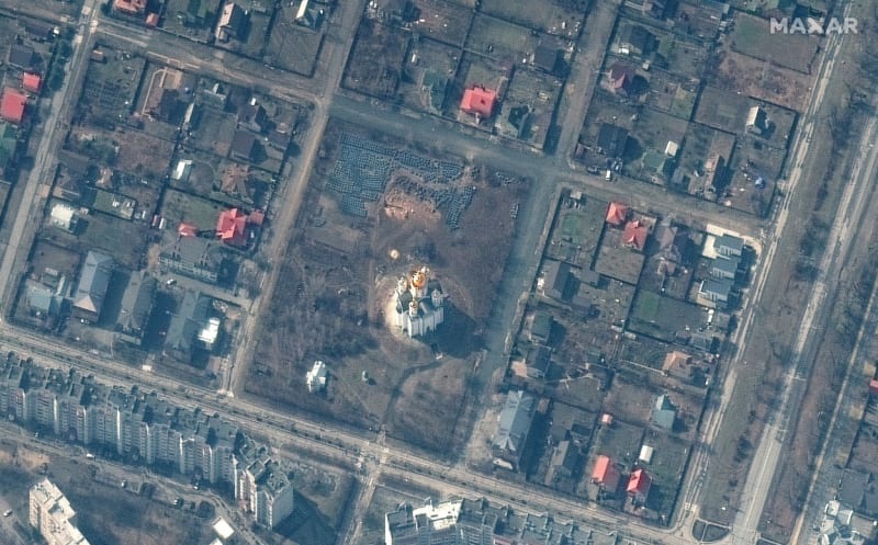 Na tomto satelitním snímku, který 3. dubna 2022 zveřejnila společnost Maxar Technologies, je zachyceno pravděpodobný masový hrob poblíž kostela svatého Ondřeje v ukrajinském městě Bucha 31. března 2022.