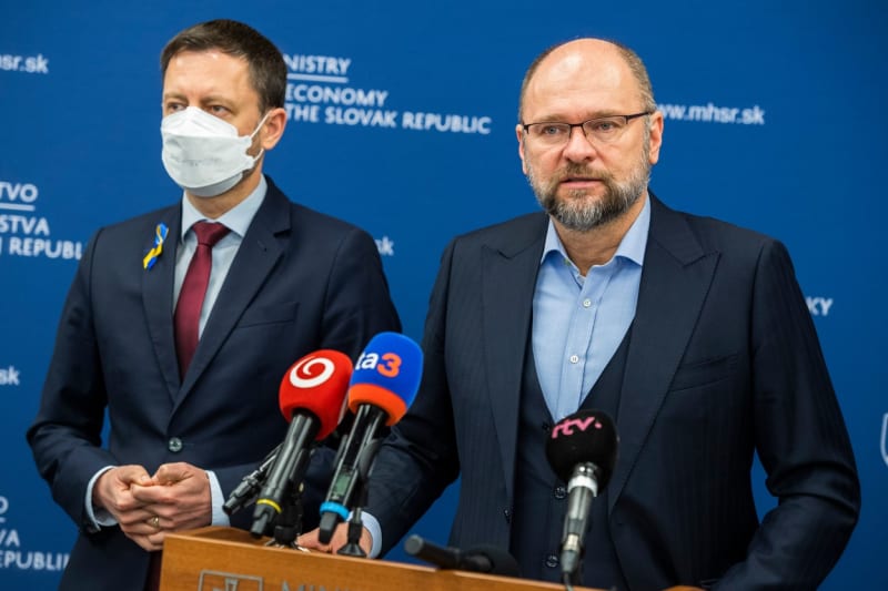 Slovenský premiér Eduard Heger (vlevo) a ministr hospodářství Richard Sulík (vpravo)