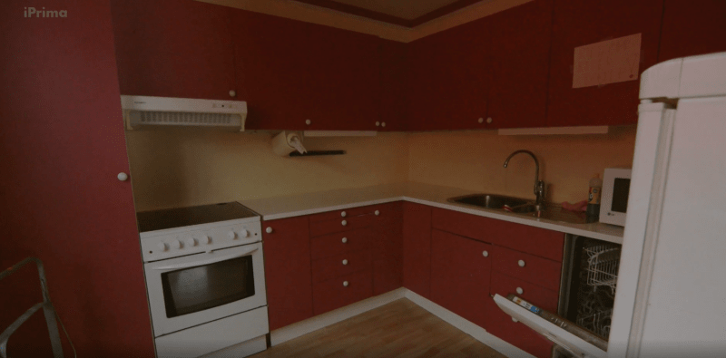 Kuchyň před proměnou byla sice výrazně červená, ale že by někoho lákala k vaření, to ne