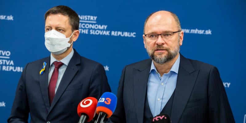 Slovenský premiér Eduard Heger (vlevo) a ministr hospodářství Richard Sulík (vpravo)