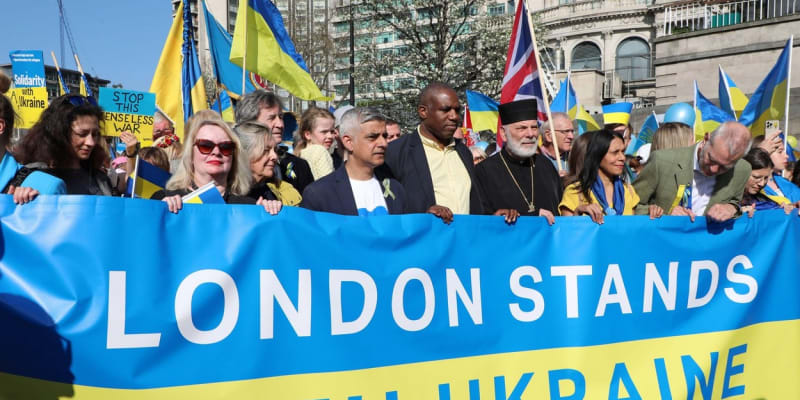 Sadiq Khan mezi Londýňany protestujícími proti válce na Ukrajině 