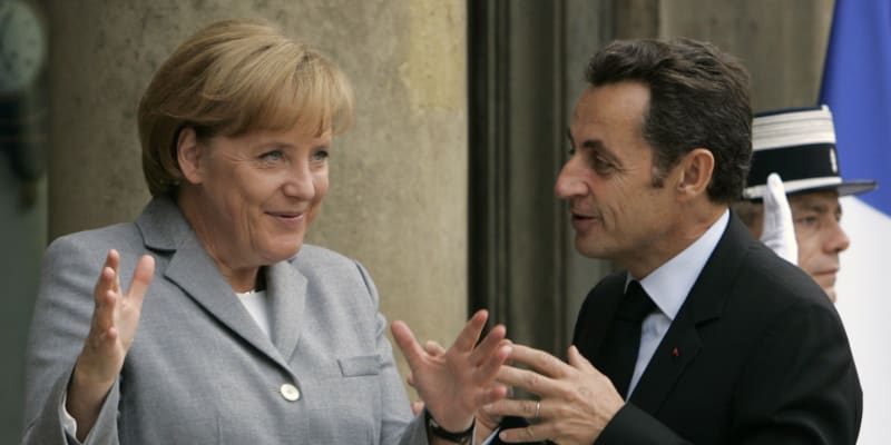 Německá kancléřka Angela Merkelová a francouzský prezident Nicolas Sarkozy si vyprávějí v družném rozhovoru před setkáním v pařížském Elysejském paláci v říjnu 2008. 