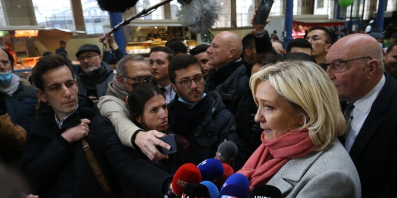 Marine Le Penová v obležení novinářů