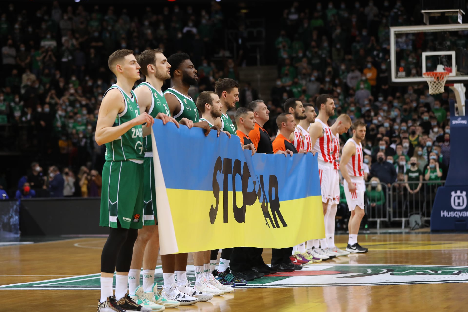 Zatímco basketbalisté Žalgrisu drželi transparent s ukrajinskou vlajkou, srbští hráči jen dali ruce za záda.