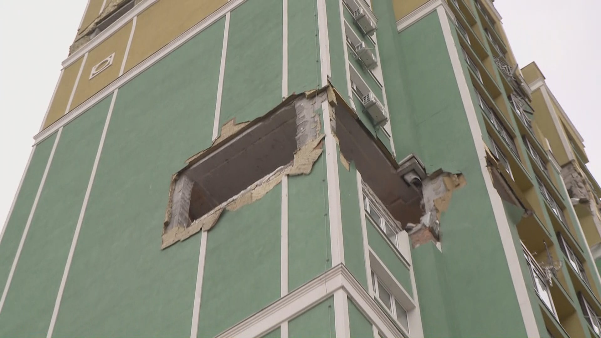 Ruské rakety zasáhly v Irpini byt v 15. patře, zemřeli otec a syn.