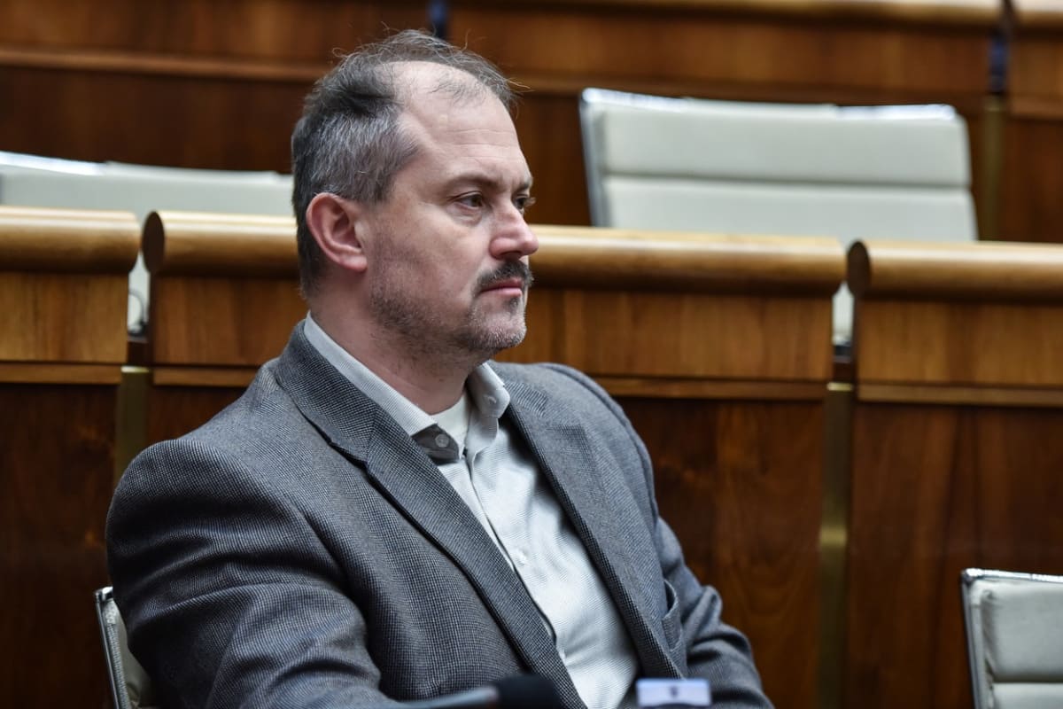 Šéf slovenské krajně pravicové Lidové strany Naše Slovensko (LSNS) Marian Kotleba přišel o poslanecký mandát a slovenský nejvyšší soud mu změnil odsouzení na čtyři roky a čtyři měsíce vězení za podmínku.