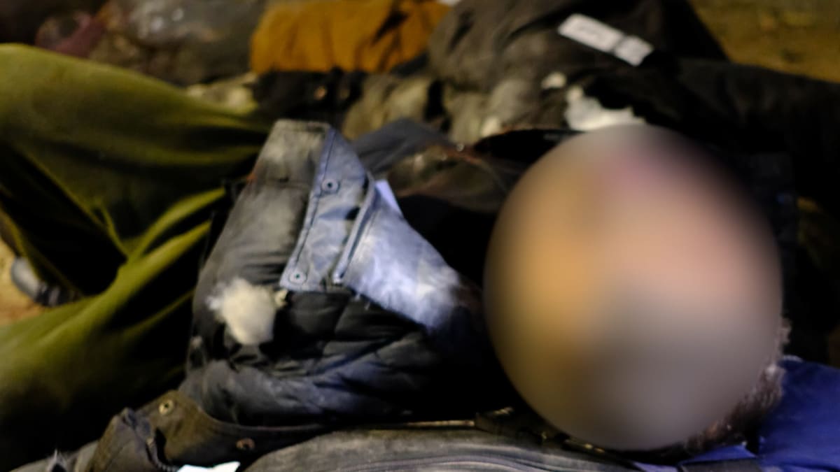 CNN nahlédla do sklepení v Buči, kde Ukrajinci nalezli pět mrtvých mužů.