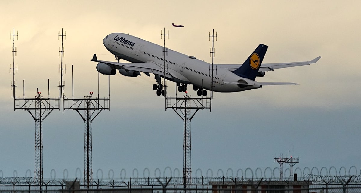 Airbus A340-313 německé letecké společnosti Lufthansa startuje z mezinárodního vancouverského letiště v Kanadě.