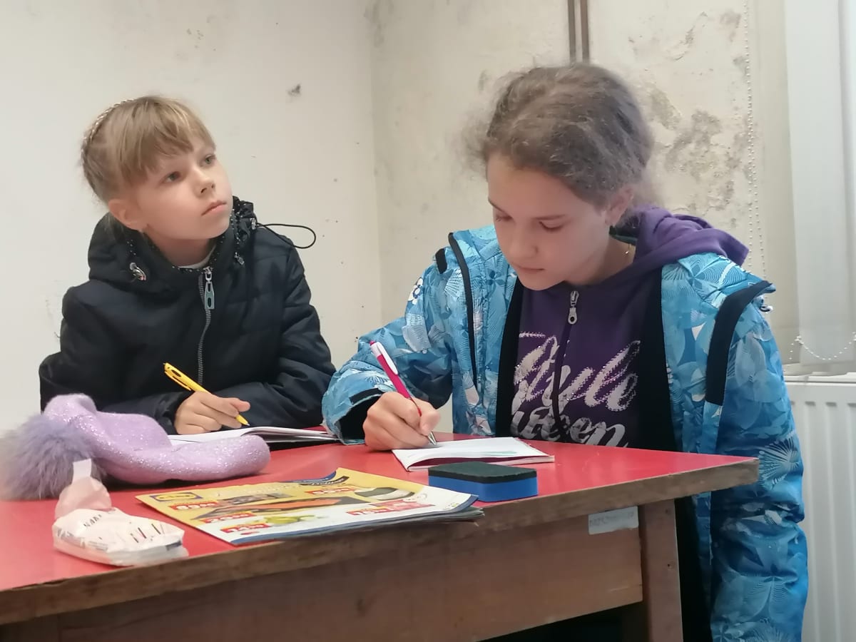 Ukrajinští uprchlíci v moravských Lošticích během odpolední výuky češtiny