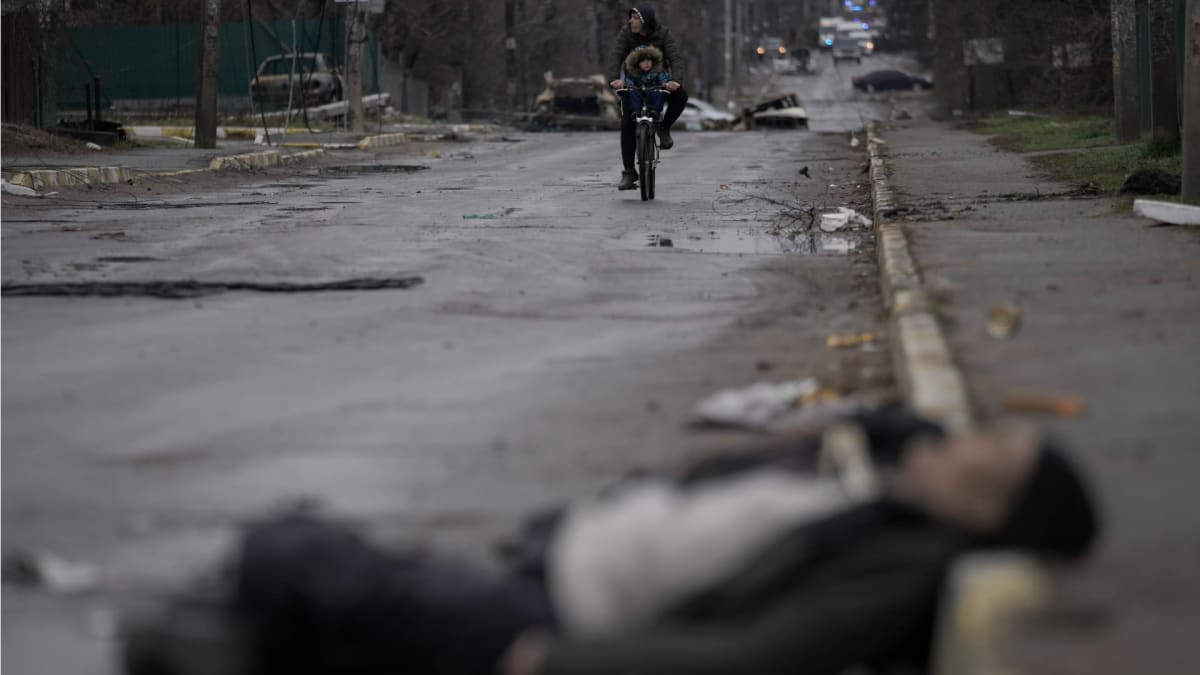 Ukrajinské jednotky odhalují následky ruského masakru v městě Buča. (2.4.2022)