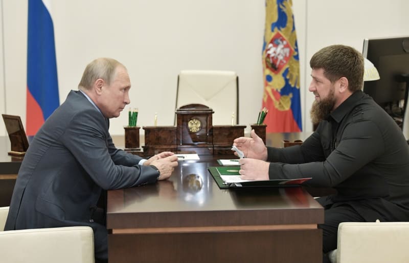 Vladimir Putin a Razman Kadyrov během vzájemného setkání v roce 2019