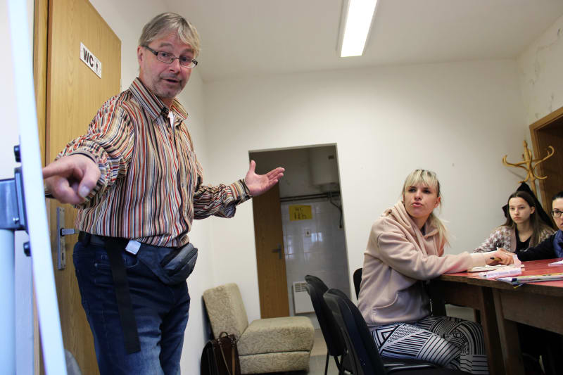 Učitel Vladimír Kovář během odpolední výuky češtiny pro Ukrajince v moravských Lošticích. Učí dobrovolně, bez nároku na mzdu.