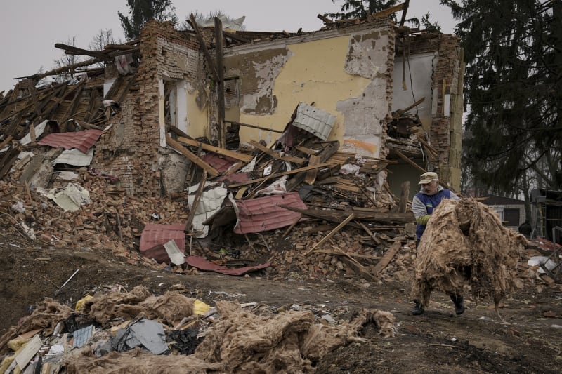 Zdevastované sídliště v Mariupolu