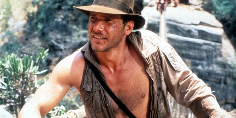 Americký herec Harrison Ford jako profesor archeologie Henry Walton Jones ze série filmů Indiana Jones, která ho nejvíce proslavila. Na snímku z roku 1984 ve druhém pokračování Indiana Jones a Chrám zkázy.