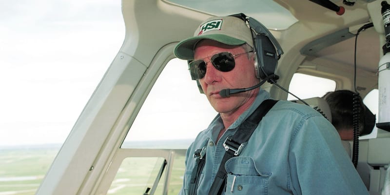 Harrison Ford pilotuje svůj vrtulník nedaleko města Jackson v americkém státě Wyoming, kde žije. 