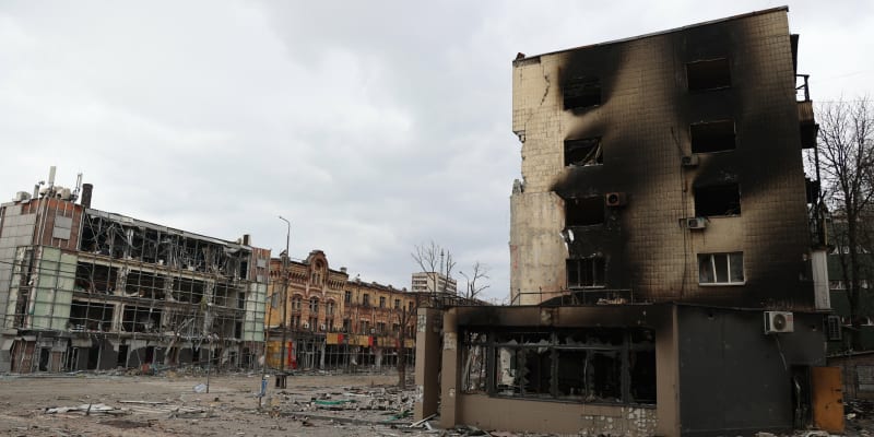 Většina domů v Mariupolu je zničená nebo ohořelá.
